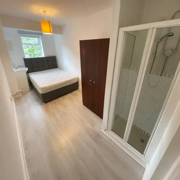 Double room with private shower available in Modern 6 Bedroom Town House in Withington