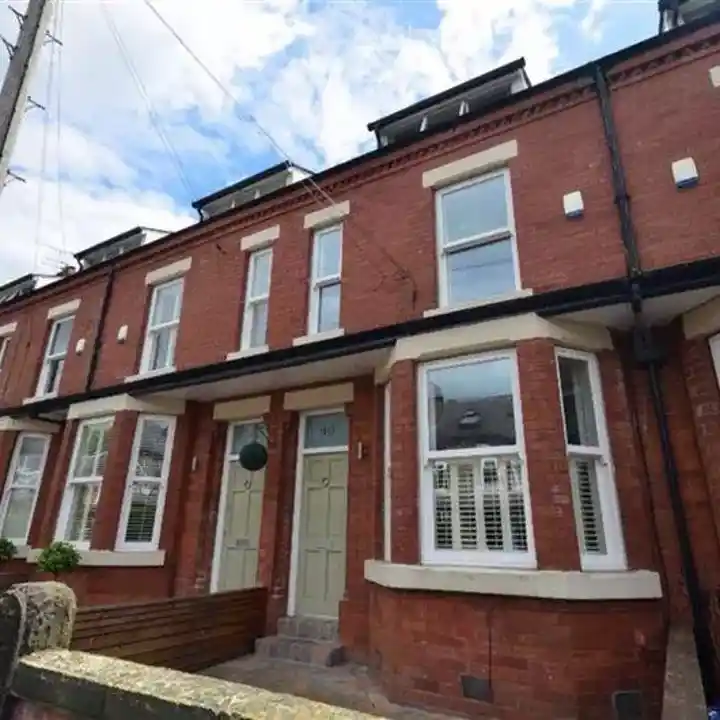 Spacious 4 Bedroom Family House in Didsbury