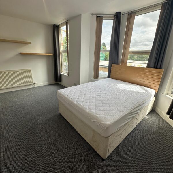 Large En-Suite Double Room available in Professional 6-Bed House Share in Chorlton