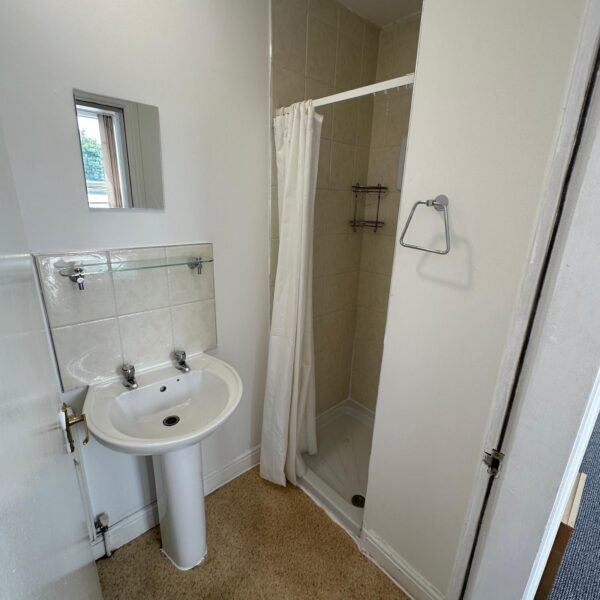 Large En-Suite Double Room available in Professional 6-Bed House Share in Chorlton