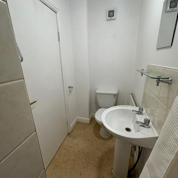 Large En-Suite Double Room available in Professional 6-Bed House Share in Chorlton