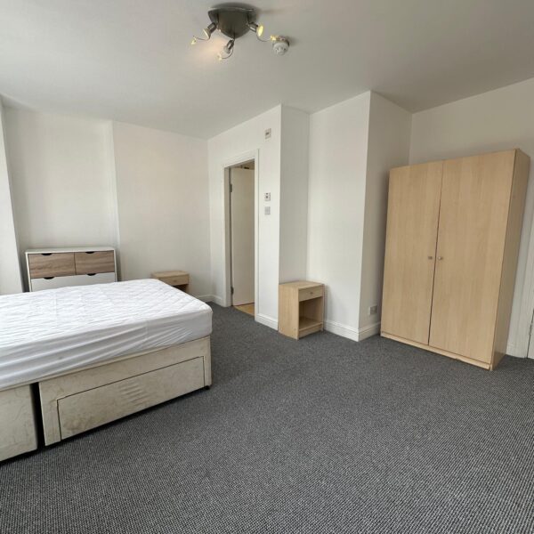 Large En-Suite Double Room available in Professional 6-Bed House Share in Chorlton