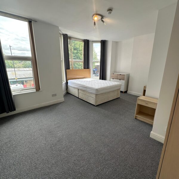 Large En-Suite Double Room available in Professional 6-Bed House Share in Chorlton